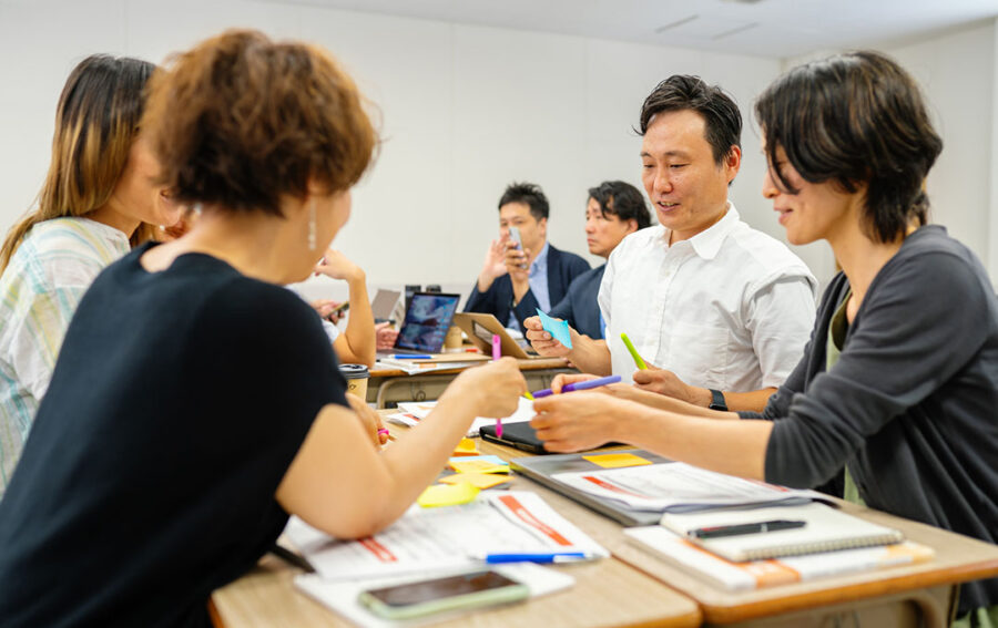 People working together at the desk